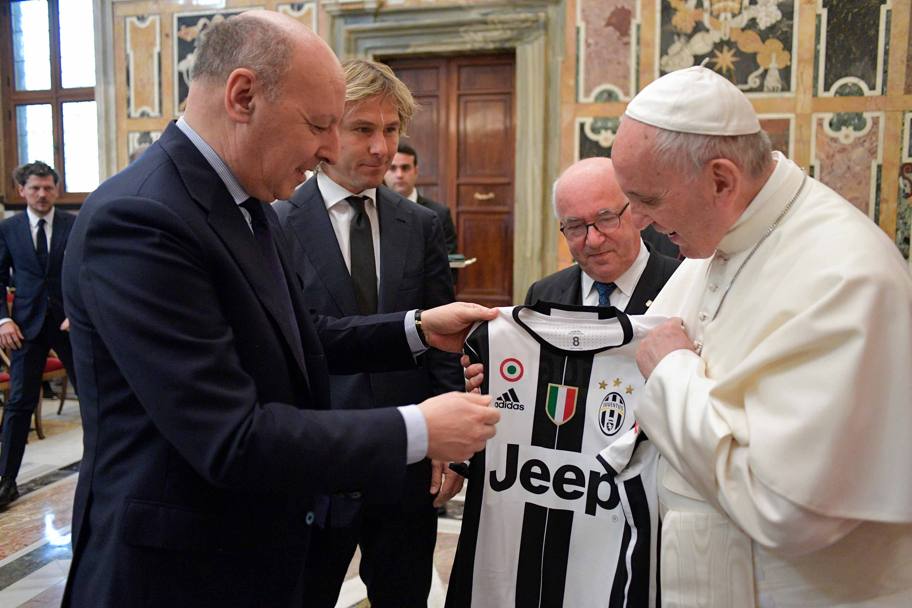 L&#39;ad della Juve Beppe Marotta dona a Papa Francesco una maglia della Juventus. Sullo sfondo Pavel Nedved e il presidente della FIGC Carlo Tavecchio